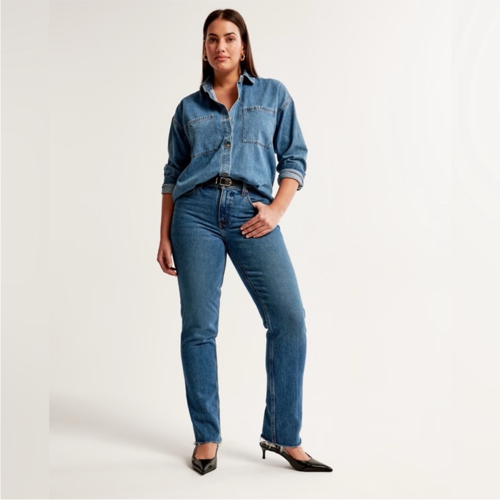 EUC Abercrombie & Fitch Curve Love Mid-Rise 90’s Straight Jean Dark Wash Raw Hem